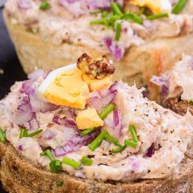 Tuňáková pomazánka:

-	150 g tuňáka ve vlastní šťávě z konzervy - 100 g polotučného tvarohu
-	50 g jarní cibulky
-	1 g soli (na špičku nože)
-	1 g pepře (na špičku nože)
-	10 g plnotučné hořčice
-	340 g žitného chleba (8 tenkých plátků).

Tuňáka slijeme, utřeme dohladka s tvarohem a přidáme najemno nasekanou cibulku a dle chuti ochutíme solí, pepřem a troškou hořčice. Namažeme na chléb a druhým krajícem přiklopíme.
Výborná dopolední svačina i pro dospělé. Pokud si ji chceme dát k odpolední svačině, namažeme pomazánku místo na chleba na kousek zeleniny.

