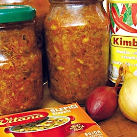 Houbová pasta:

Zbytky hub se společně povaří, až získají konzistenci sirupu, rozmixují a propasírují přes síto do připravených sklenic. Houbovou pastu zavařte a použijte pro přípravu omáček či polévek.