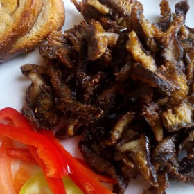 Houbové škvarky:

Pěti- až šesticentimetrové kousky hub nechte škvařit ve vepřovém sádle. Jakmile jsou kousky křupavé a zlatavé, přidejte pepř a sůl podle chuti. Rozpálené sádlo s houbami nalijte do sklenic a postavte je víčkem dolů. Horké sádlo sklenici konzervuje. Tato směs je podobná škvarkům, nejlépe se konzumuje s chlebem a čerstvou cibulí.