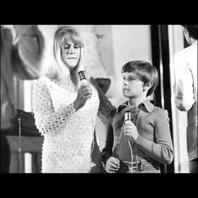 Eva Pilarová byla potřetí vdaná. Prvním manželem byl v letech 1960–1964 hudebník Milan Pilar. Z prvního manželství pochází syn Milan.