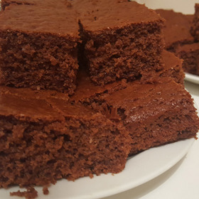 Hrníčkový perník

Suroviny:

3  hrnek hladká mouka
2  ks vejce
1  hrnek rostlinný olej
0,5  l mléko
2  lžíce kakao
1  ks prášek do perníku
2  lžička jedlá soda
1  hrnek cukr krupice

Postup:

Všechny suroviny smícháme v tekuté těsto.

Perníkové těsto nalijeme na vymazaný a vysypaný plech. Dáme péct do předehřáté trouby na 150 °C asi na 20 minut. Upečený perník necháme vychladnout.

Po upečení můžeme hrnkový perník posypat jen cukrem nebo polijeme čokoládovou polevou.