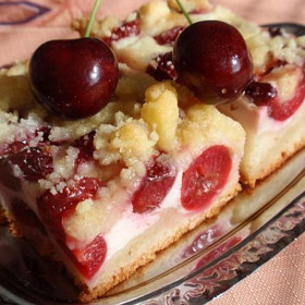 Hrníčková bublanina

Suroviny:

2 ks vejce

1 hrnek cukr krupice

1 hrnek mléko

1 ks vanilkový cukr

1/2 hrnku olej

1 ks prášek do pečiva

2 hrnky polohrubá mouka

Postup:

Do mouky přidáme vajíčka, prášek do pečiva, vanilkový cukr, hrnek mléka, hrnek cukru a olej. 

Vše mixérem, nebo ručně promícháme (jak je kdo zvyklý).

Plech vymažeme olejem, nebo máslem a vysypeme moukou.  Na plech vylijeme těsto a poklademe připraveným ovocem - jahody, třešně. 

Hrnkovou bublaninu vložíme do předehřáté trouby na 170 až 180 °C a pečeme dozlatova.

Upečenou hrnkovou bublaninu nakrájíme a můžeme podávat.