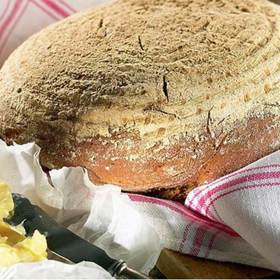 Hrníčkový chleba

Suroviny:

3  hrnek hladká mouka
2  lžička sušené droždí
2  lžička drcený kmín
2  lžička sůl
1,5  hrnek vlažná voda

Postup:

Mouku, sůl, kmín a droždí důkladně promícháme, poté přidáme vlažnou vodu a vypracujeme těsto. Můžeme přidat i semínka. Necháme v míse 8-12 hodin kynout.

Poté předehřejeme troubu se skleněným pekáčem na 230 stupňů, do horkého pekáče vyklopíme těsto a pečeme pod pokličkou 30 minut a ještě 15 minut bez pokličky.