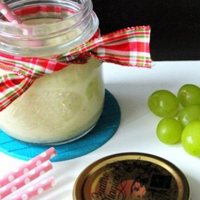 Hroznový džem:
Na džem z hroznů budete potřebovat kilo bobulek - červené nebo bílé hrozny, půl kila cukru a šťávu z poloviny citronu. Při kyselejších odrůdách hroznů dejte cukru více. Hrozny dejte do hrnce, podlijte je troškou vody, aby se bobule nepřipálily a na slabém ohni vařte asi čtvrt hodiny, pěnu odstraňte. Směs přeceďte, dvakrát propasírujte a povařte s cukrem a citronem, dokud není dostatečně hustá. Dejte do čistých sklenic, uzavřete a otočte dnem vzhůru, aby vychladly.