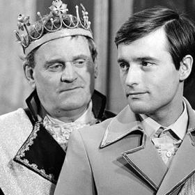 Svou hereckou kariéru zahájil jako člen dramatické skupiny Armádního uměleckého souboru Víta Nejedlého (1945–1947), v Divadle pracujících ve Zlíně (1947–1952) a v divadle v Ostravě (1952–1954).