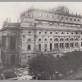 Následky požáru byly velmi vážné. Zcela vyhořely dřevěné části střech, železná konstrukce střechy byla zničena a propadla se dovnitř budovy a z větší části bylo zničeno i vnitřní vybavení divadla.