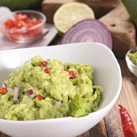 Avokádová pomazánka:

-	100 g avokáda
-	100 g lučiny
-	1 ČL (čajová lžička) citronové šťávy
-	1 g soli (na špičku nože)
-	1 g pepře (na špičku nože)
-	340 g žitného chleba (8 tenkých plátků).

Avokádo oloupeme, rozmačkáme a smícháme s lučinou, citronovou šťávou, solí a pepřem. Namažeme na chléb a druhým krajícem přiklopíme.

Výborná dopolední svačina i pro dospělé. Pokud si ji chceme dát k odpolední svačině, namažeme pomazánku místo na chleba na kousek zeleniny.