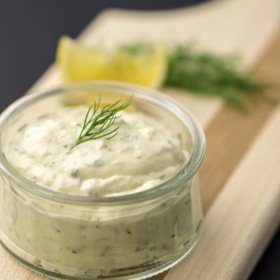 Tatarská omáčka:

Suroviny:

200 g majonézy a 1 lžíce bílého jogurtu
2 nakládané okurky, nakrájené nadrobno
2 jarní cibulky, nakrájené nadrobno
2 lžičky kaparů, nasekaných
1 lžička worcesterské omáčky
1 lžička plnotučné hořčice
sůl a čerstvě mletý pepř.

Postup:

Promíchejte přísady na tatarskou omáčku a dejte rozležet do chladničky. 