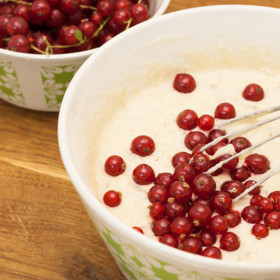 Jogurt s rybízem

Suroviny:

1 a půl hrnku červeného rybízu
2 hrnky bílého jogurtu
1 citrón
1/4 lžičky skořice
3 lžíce krupicového cukru 

Postup:

V hrnci společně míchejte červený rybíz a lžíci cukru a zahřívejte na mírném ohni, dokud se z rybízu nezačne uvolňovat šťáva. Poté hrnec odstavte, z citrónu si nastrouhejte jeho kůru a smíchejte ji s rybízem. Ve vedlejší misce si mezitím rozmíchejte jogurt se skořicí.

Rybíz rozdělte do mističek, které jsou vhodné na použití do trouby. Na něj dejte ochucený jogurt a navrch nasypte zbývající cukr. Plné misky dejte na plech a v rozehřáté troubě s vrchním ohřevem ponechejte na 4 až 5 minut. Vrstva cukru na povrchu jogurtu jemně zezlátne. Dezert nechte vychladnout a uložte na 30 minut do lednice.