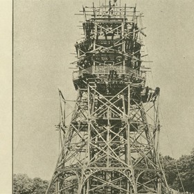 Pomocníci pod rozhlednou např. nahřívali nýty k sesazování dílů a házeli je nahoru konstruktérům, kteří je zachycovali kleštěmi. Práce byly ukončeny už 2. července, tedy za necelé čtyři měsíce.