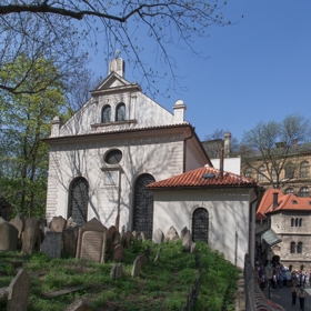 Křivolaké uličky bývalého Židovského Města v Praze jsou protkány pověstmi. Zejména po setmění vynikne naplno magický duch místa. Na snímku je Klausová synagoga.