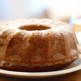 Kokosová hrníčková bábovka

Suroviny:

cukr krupice 1 hrnek
mléko 1 hrnek
hladká mouka 2 hrnky
rostlinný olej 0,5 hrnku
strouhaný kokos 1,5 hrnku
prášek do pěciva 1 sáček
vanilkový cukr 1 sáček
vejce 3 ks
kvalitní kakao 2 lžíce
tuk a strouhanka na vymazání

Postup:

Formu na bábovku důkladně vymažte a vysypte strouhankou.

Troubu předehřejte na 180 °C.

V míse smíchejte mouku s práškem do pečiva. Do mouky přidejte ostatní suroviny a důkladně promíchejte. 1/3 těsta dejte bokem a přimíchejte do něj kakao.

Do připravené formy vlijte kokosové těsto a následně opatrně vlijte i těsto s kakaem. Zlehka promíchejte špejlí, tak aby vzniklo mramorování.

Bábovku vložte do předehřáté trouby a pečte ji asi 45 minut, přičemž ji po 30 minutách začněte průběžně kontrolovat pomocí špejle. Jakmile se těsto na špejli přestane lepit, je bábovka hotová

Upečenou kokosovou bábovku nechte trochu vychladnout, vyklopte z formy a můžete podle chuti ozdobit nebo lehce pocukrovat moučkovým cukrem.