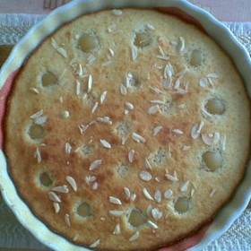 Koláč s hroznovým vínem:
Suroviny:
150 g hroznové víno a modré víno
120 g polohrubá mouka
120 g máslo změklé
90 g moučkový cukr
2 ks vejce
vanilkový cukr
1 lžička prášek do pečiva
1 lžíce mandle sekané
250 g měkký tvaroh.
Postup:
Z bílků připravíme tuhý sníh. Žloutky utřeme s cukry a tukem do pěny. Vmícháme do ní tvaroh, mouku s kypřidlem a tuhý sníh. Těsto rozetřeme do vymazané a vysypané kulaté formy na koláče s vyšším okrajem a poklademe na něj kuličky omytého a osušeného vína, posypeme mandlemi. Pečeme v předehřáté troubě při 170 stupních asi 40 minut.