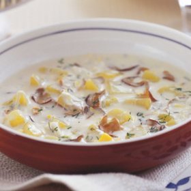 Kulajda:

Suroviny:

hrst čerstvých nebo mražených hříbků		
1	lžíce másla		
půl lžičky kmínu		
4	větší brambory, oloupané, nakrájené na kostičky		
nové koření		
4	kuličky černého pepře		
2	bobkové listy		
1	balení zakysané smetany		
2	lžíce hladké mouky		
1	lžíce octa (podle chuti), sůl		
1	lžíce čerstvého kopru, nasekaného		
4	vejce.

Postup:

Houby očistěte a nakrájejte na středně velké kousky. Máslo rozpusťte v polévkovém hrnci a pak na něm houby pět minut smahněte, zasypte kmínem, promíchejte, přidejte syrové brambory a zalijte litrem vody. Vhoďte nové koření, pepř, bobkové listy a vařte zhruba dvacet minut. Potom do smetany vmíchejte hladkou mouku, přidejte ji do polévky a krátce prohřejte.

Nakonec kulajdu podle chuti osolte, okyselte octem a přidejte do ní nasekaný kopr. Těsně před podáváním do polévky vyklepněte vejce a nechte je jen tři čtyři minuty projít varem, pak polévku stáhněte z ohně a nechte vajíčka, aby došla – žloutky budou poloměkké a z kulajdy se stane nepřekonatelná polévka.