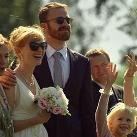 Tereza jej žádá, aby odešel, on souhlasí, ale míní odejít, až Tereza rozbalí svatební dar. Ona tak učiní a zjistí, že dárek je urna se jménem Jan Benda.