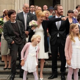 Ukazuje se, že jej nikdo nezná. Později se představí jako Jan Benda. Všichni ho mají rádi, vtírá se, hraje si s dětmi. 