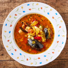 Maďarské Halászlé

Suroviny:

vývar z ryb (2 rybí hlavy, odřezky z ryb, 2 větší brambory,1 velká cibule, voda)
mletá sladká paprika
špetka mleté pálivé papriky
jikry a mlíčí
4 porce z rybího filetu
(směs koření na ryby)
sůl

Na podávání
čerstvá zelená pálivá paprika
bílý chléb

Postup:

Očištěné ryby, oškrábané brambory a cibuli zalijeme vodou a vaříme půl hodiny. Vývar scedíme a propasírujeme, ochutíme mletými paprikami, vložíme jikry a mlíčí, kusy ryb a povaříme 19 minut. Podle chuti ještě osolíme a můžeme dochutit kořenící směsí na ryby. Podáváme s proužkem čerstvé bílé papriky a bílým chlebem.