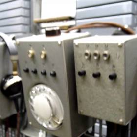 Princip prvních ústředen spočíval v manuálním spojování příslušných vodičů spojovatelkou. 