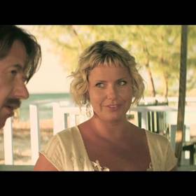 Jejich manželky, Dita (Viktorie Čermáková) a Marie (Marika Procházková), se mají rády.