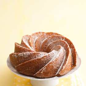 Medová bábovka:

Suroviny:

260 g mouky (polohrubá a hladká v poměru 1:1)		
1 sáček kypřicího prášku		
150 g krupicového cukru		
125 ml medu		
155 g másla + na vymazání		
3 vejce		
180 g zakysané smetany		
hrubá mouka na formu.

Postup:

Troubu předehřejte na 180 °C. Mouku
vsypte do mísy, přidejte kypřicí prášek
a cukr. V jiné míse dobře promíchejte
med, rozehřáté máslo, vejce a smetanu.
Pak obě směsi smíchejte a přendejte
do vymazané a hrubou moukou
vysypané bábovkové formy (o průměru
cca 25 cm) a pečte asi třicet minut.