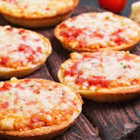 Minipizza:

Suroviny:

pizza
300 g polohrubé mouky
150 ml vody
1 lžíce olivového oleje
10 g droždí
1 lžíce cukru krupice
2 lžičky soli
olej na vymazání plechu.

náplň
200 g drcených rajčat
200 g mozzarelly
150 g tuňáka v oleji
150 g kukuřice
1 svazek mladé cibulky
oregano
pepř v mlýnku.

Postup:

Droždí rozdrolíme, dobře smícháme s vlažnou vodou, přidáme mouku, olej, ochutíme solí a cukrem, dobře promícháme. Těsto dopracujeme rukama na pomoučeném vále.

Bochánek těsta přikryjeme utěrkou a necháme 30 minut kynout. Těsto pak znovu krátce prohněteme, tvarujeme pizzy a pokládáme je na vymazaný plech olejem.

Hotové kolečka těsta potřeme drcenými rajčaty, poklademe plátky mozzarelly, tuňákem, posypeme kukuřicí, cibulkou, oreganem, mírně opepříme a vložíme do rozehřáté trouby asi na 8 až 10 minut na nejvyšší výkon.

