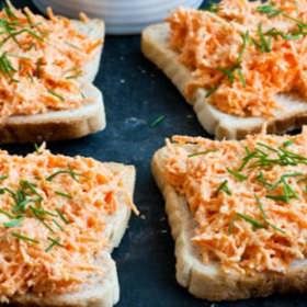 Mrkvová pomazánka:

-	300 g čerstvé mrkve
-	100 g lučiny
-	340 g žitného chleba (8 tenkých plátků)
-	10 g najemno nakrájené petrželky (1 PL = polévková lžíce).

Mrkev oloupeme a nastrouháme najemno. Přidáme lučinu, petrželku a vše důkladně promícháme. Namažeme na chléb a druhým krajícem přiklopíme. Pro obměnu lze místo jedné mrkve nastrouhat kousek celeru nebo jednu petržel. Výborná dopolední svačina i pro dospělé. Pokud si ji chceme dát k odpolední svačině, namažeme pomazánku místo na chleba na kousek zeleniny.


