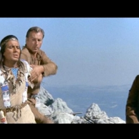 Vinnetou a Old Shatterhand se vydají do Santa Fé, aby zde jednali o míru přímo s guvernérem.