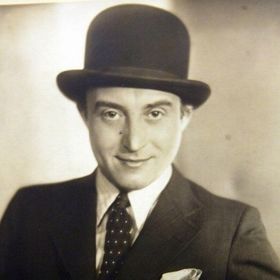 Ve 30. letech si zahrál v komedií "Štěstí do domu", která dosáhla 55 repríz místo plánovaných deseti.