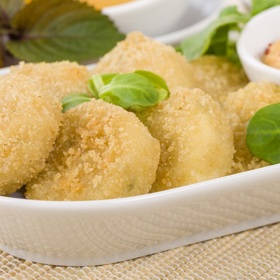 Obalovaný kozí sýr:

Suroviny:

2  stroužky česneku
1  lžíce tymiánu
1  lžíce majoránky
4  ks kozího sýra
6  lžic rostlinného oleje
3  lžíce citronové šťávy
1  ks vejce
60  g strouhanky
1  ks červené papriky
1  ks zelené papriky
2  lžíce vinného octa
1  špetka soli
1  špetka pepře mletého.

Postup:

Oloupaný česnek najemno usekáme nebo prolisujeme. Bylinky opereme a trochu si jich odložíme na ozdobení. Zbytek nadrobno nasekáme. Pokud nemáme čerstvé bylinky, můžeme použít po lžičce sušeného tymiánu a majoránky. Plátky kozího sýra položíme do ploché misky a posypeme ho česnekem a bylinkami, zalijeme 3 lžícemi oleje a citronovou šťávou. Necháme zhruba 30 minut rozležet. Potom sýr lehce osušíme. Mezitím rozkvedláme vejce. Plátky sýra vložíme nejprve do vajíčka a potom je obalíme ve strouhance. V pánvi zahřejeme 2 lžíce oleje a na něm sýr dozlatova opečeme. Obě papriky očistíme, zbavíme zrnek, opláchneme a rozkrájíme na tenké proužky nebo nahrubo nastrouháme. Vinný ocet, sůl, pepř a zbylý olej pečlivě rozmícháme. Do této marinády zamícháme připravenou barevnou papriku. Kozí sýr upravíme na talíř s paprikovým salátem a podáváme ozdobený bylinkami.