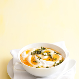 Ochucený řecký jogurt s medem:

Suroviny:

400 ml	hustého jogurtu		
8 lžic	husté zakysané smetany		
tekutý med podle chuti		
4 hrsti	nahrubo nasekaných pistáciových oříšků.

Postup:

 Jogurt vyklopte do cedníku vyloženého utěrkou nebo jemným plátnem a nechte vykapat.

Poté jej smíchejte se zakysanou smetanou, rozdělte do misek, přelijte medem podle chuti a posypte pistáciemi.