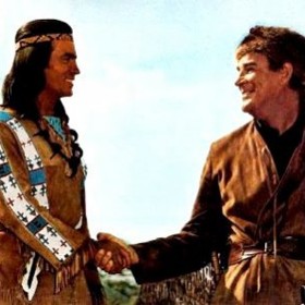 Silers se připravuje se svou bandou k útoku a Mendozza požádá Vinnetoua, Old Firehanda a jeho přátele o pomoc při obraně městečka.