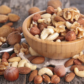 Ořechy jsou zdrojem nezbytných vitaminů, vlákniny a bílkovin. Mandle kupříkladu upravují hladinu cholesterolu. Jedna studie prokázala, že konzumace vlašských ořechů může snižovat aktivitu v těch oblastech mozku, které jsou zodpovědné za pocity touhy po jídle, což by mohlo dobře vysvětlit jejich pozitivní účinky na metabolické zdraví.