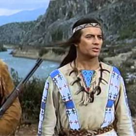 Tentokrát cestuje Vinnetou arizonskou pahorkatinou v doprovodu jiného bílého bratra, statečného lovce Old Surehanda, který je také hlavní postavou příběhu. 