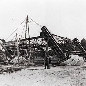 Psal se rok 1889, když se 363 členů Klubu českých turistů vypravilo na Světovou výstavu v Paříži. Paříž pro ně byla nezapomenutelným zážitkem a největší dojem na ně samozřejmě učinila Eiffelova věž. Při cestě domů se ve vlaku smluvili, že Praze dají pocítit stejnou závrať, kterou zažili sami.