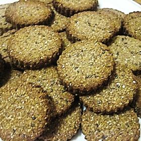 Cibulové krekry s mandlemi

Suroviny:

2 svazky jarní cibulky (cca 6-8 cibulek)
Miska (cca 200 g) natural mandlí, namočených přes noc ve studené vodě
Miska (cca 250 g) natural slunečnicových semínek, namočených přes noc ve studené vodě
Miska (cca 400 g) světlé pohanky kroupy, namočené přes noc ve studené vodě
Nerafinovaná sůl, např. mořská či himalájská
1 až 2 polévkové lžíce sušeného česneku medvědího  

Postup:

Ze slunečnicových semínek slijeme vodu, propláchneme je na sítku a asi ¾ jich vložíme do velké mísy. Zbytek semínek si dáme zatím stranou.

Z pohanky slijeme vodu, propláchneme ji a vložíme do mixéru/robotu s „S“ nožem. Mixujeme do hladka, pravděpodobně bude třeba trošku přilít vodu (cca 2-3 lžíce). Asi ¾ množství rozmixované pohanky přendáme do mísy.

Do mixéru (ve kterém máme trochu pohankového těsta) přidáme propláchnuté mandle, zbylou třetinu slunečnicových semínek, česnek medvědí a lžičku soli. 
Mixujeme, lépe ne zcela do hladka. Hmotu přendáme do mísy.

V míse vše promícháme a ochutnáme, dle potřeby dosolíme.

Na plata sušičky vložíme pečící papír, který trochu proděravíme, aby lépe proudil vzduch, a tvarujeme lžičkou placky o výšce cca 0,5 cm.

Sušíme na 42 ° (max. 45 °C), zhruba 12 až 14 hodin (například přes noc, ráno krekry otočíme, odstraníme pečící papír a dosušíme.
