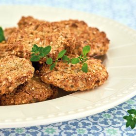 Pohanku propláchneme v sítu pod tekoucí studenou vodou, nasypeme do hrnce a přivedeme k varu (dva díly vody na jeden díl pohanky). Hned poté, co vzejde var, odstavíme hrnec z plotny, přikryjeme pokličkou a necháme 30 minut dojít. Cibuli nakrájíme na jemné kostičky a smícháme ji s pohankou a vejci. Směs dochutíme prolisovanými stroužky česneku, solí a majoránkou. Vše řádně promícháme a ze vzniklé hmoty tvoříme placičky, které obalíme v mouce a dáme na plech vyložený pečicím papírem. Placičky pečeme v troubě na 200 stupňů po dobu cca 20 minut a podáváme třeba s lehkým salátkem.