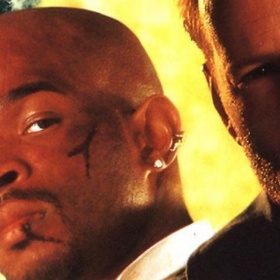 Marconeho muži se zmocní Joea. Manažer detektivovi s úsměvem sdělí, že senátor začíná dělat problémy a proto bude při předávání posledního úplatku zlikvidován. 