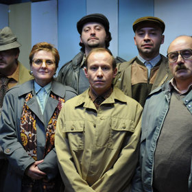 Antonínova nesmyslná snaha získat Kláru pro sebe ho obrací nejen proti tradičním nepřátelům režimu, ale i proti vlastním lidem a systému samotnému. 