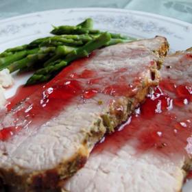 Rybízová omáčka

Suroviny:

500 ml hovězí polévky
6 lžic červených rybízových bobulek
1 žloutek
30 g mouky
30 g másla
120 g cukru
1 malý bílý jogurt

Postup:

Připravíme si jíšku z másla a mouky. V procezené hovězí polévce povaříme rybízové bobulky, prolisujeme je, zahustíme připravenou jíškou. Pokud je to nutné, omáčku zředíme ještě dalším vývarem, vsypeme cukr. V jogurtu rozmícháme žloutek a směs vlijeme do omáčky. Čerpáno z jakési prastaré rozpadlé kuchařky mojí maminky.