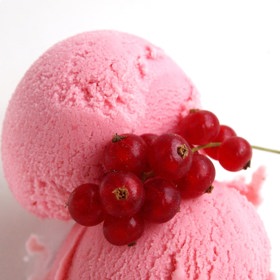 Rybízová zmrzlina

Suroviny:

100 g cukru
1 ks balení vanilkového cukru
30 ml medu
200 g červeného rybízu
250 ml smetany 33%
3 vejce

Postup:

Rybíz očistěte a omyjte. Formu vyložte potravinářskou fólií. Žloutky smíchejte s medem a vanilkovým cukrem. Vše vyšlehejte ve vodní lázni do žluté pěny. Bílky vyšlehejte s cukrem do tuhého sněhu. Smetanu vyšlehejte do tuhé šlehačky. Rybízový protlak vmíchejte do žloutkové pěny, poté opatrně vmíchejte sníh z bílků a šlehačku. Směs nalijte do formy, překryjte fólií a ponechejte v mrazáku ztuhnout do druhého dne.