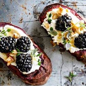 Sladká pomazánka s ricottou:

-	100 g sýru ricotta
-	20 g javorového sirupu (cca 2 PL)
-	25 g rozinek
-	50 g vlašských ořechů
-	340 g žitného chleba (8 tenkých plátků).

Ricottu rozmícháme s javorovým sirupem a přidáme rozinky a ořechy. Je dobré tuto pomazánku připravit večer a přes noc nechat v lednici, aby rozinky změkly a ořechy byly pro dítě lépe stravitelné. Namažeme na chléb a druhým krajícem přiklopíme.

Výborná dopolední svačina i pro dospělé. Pokud si ji chceme dát k odpolední svačině, namažeme pomazánku místo na chleba na kousek zeleniny.