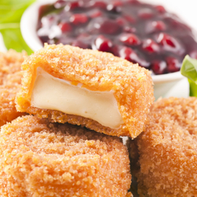 Smažený sýr: 

Suroviny:

4  ks hermelín
40  g hladká mouka
2  ks vejce
sůl
100  g houska
slunečnicový olej.

Postup:

Hermelín podélně rozřízneme na dva plátky. Každý navlhčíme vodou a obalíme v hladké mouce.

Potom namáčíme v rozšlehaném vejci osoleném špetkou soli a nakonec obalujeme ve strouhance. Smažíme po obou stranách dozlatova.