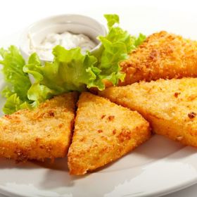 Smažený sýr:

Suroviny:

4 plátky sýra, silné necelý 1 cm
1 vejce, 1 lžíce mléka a 1–2 lžíce hladké mouky
domácí strouhanka z bílého pečiva
olej na smažení
1 kg brambor, oloupaných a pokrájených
sůl + 50 g másla + nasekaná petrželka nebo pažitka.

Postup:

Do osolené vody dejte vařit brambory. Do vajec s mlékem postupně zašlehejte tolik mouky, až vznikne hladké těstíčko hustoty těsta na lívance. Namočte do něj vždy plátek sýra a pak ho obalte ve strouhance. Postup ještě jednou opakujte, aby sýr při smažení nevytékal. Když jsou brambory skoro měkké, začněte smažit sýr v 1 cm vysoké vrstvě rozpáleného oleje, a to z obou stran dozlatova. Nechte krátce okapat na papírové utěrce. Ihned podávejte, dokud je sýr tekutý, s vařenými bramborami omaštěnými máslem a s tatarskou omáčkou.

