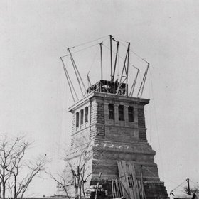 Projekt stavby sochy byl veřejně představen v roce 1875 a během toho, jak se sbíraly peníze na její výstavbu, Bartholdi už dlouho pracoval na ideálním designu. 