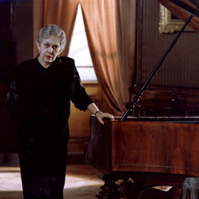 Když se po deseti letech vrací splnit svůj slib jako domácí dělnice Lansdorfová (háčkuje záclony pro Drutěvu za pár korun metr), nachází svůj klavír rozladěný, svého bývalého majordoma a sluhu Aloise (Karel Heřmánek) jako zpustlého alkoholika, který je rád, že může dělat kočího na statku a bydlet v kabinách na fotbalovém hřišti, dřívější nýmandy v důležitých funkcích. 