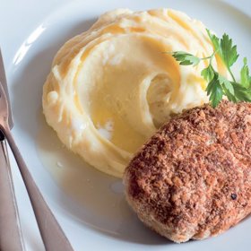 Telecí máslový řízek

Suroviny:

1 kg telecího hrudí, vykostěného, mletého
sůl a čerstvě mletý pepř
3 vejce
4 starší rohlíky navlhčené 200 ml mléka
100 g másla, rozpuštěného
strouhanka podle potřeby
asi 200 g sádla na smažení

Postup:

Maso osolte a opepřete. Smíchejte s vejci, navlhčeným pečivem, máslem a promíchejte. Vytvořte koule a obalte je v suché strouhance. Pak je mírně roztlačte a na rozpáleném sádle pomalu smažte dozlatova.