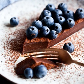 Raw čokoládový krémový řez

Suroviny:

200 g kešu oříšků nebo slunečnicových semínek
30 g kakaa
150 g javorového sirupu
30 g kakaového másla (můžete nahradit kokosovým olejem)
1 lžička vanilkového extraktu nebo mleté vanilky
1/4 lžičky mořské soli
110 ml vody

Postup:

Lehce rozehřejte kakaové máslo nebo kokosový olej, tak aby byl tuk tekutý. Dejte všechny ingredience do vysokorychlostního blenderu a začněte mixovat. Nejprve na nižší obrátky a postupně zvyšujte výkon. Mixujte tak dlouho, dokud nebude krém úplně hladký. V průběhu procesu alespoň dvakrát mixování zastavte a pomocí stěrky setřete obsah ze stěn a lehce promíchejte.

Připravte si nádobu velkou přibližně 10x15 cm. Může to být menší forma na dort, brownies, nebo třeba větší krabička na uskladňování potravin. Také můžete připravit řezy z dvojnásobného množství, pak bude ideálně vyhovovat menší dortová forma (∅ 18-20 cm). Nádobu si vyložte po bocích i dně pečícím papírem nebo fólií.

Hotový krém přesuňte do připravené formy a zarovnejte pomocí stěrky. Zakryjte formu fólií nebo víkem a dejte vychladit do mrazáku, ale postačí i do ledničky na pár hodin. Vychlazený krém vyjměte z formy, nechte lehce povolit a nakrájejte na požadované tvary. Při servírování se nebojte zapojit fantazii a doplňte jej o čerstvé ovoce, oříšky, kokosové plátky, pár hoblinek čokolády, posypejte kakaem,  


