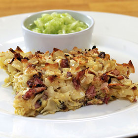 Šunkofleky
Suroviny:
500 g suchých těstovinových flíčků
lžíce sádla
20 g sádla
1 velká cibule
500 g uzeného masa (maso z žeber, krkovičky)
6 vajec
sůl
mletý pepř
Postup:
Těstoviny uvaříme na skus, scedíme a horké je smícháme se lžící sádla, aby se neslepily.
V zapékací míse osmahneme na sádle na kostičky nakrájenou cibuli, zarestujeme kousky uzeného masa a smícháme s těstovinami.
Vložíme do trouby na chvilku zapéct, poté vmícháme rozkvedlaná vejce se solí a pepřem a dopečme dozlatova.