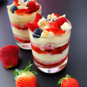 Vanilkový pudink s mascarpone a ovocem:

Suroviny:

500 ml mléka
4 lžičky krupicového cukru
1 sáček vanilkového pudinku
150 g mascarpone
250 g jahod
1/2 hrnku borůvek
mátové lístky na ozdobu.

Postup:

Nejdříve si uvaříme vanilkový pudink tak, že do hrnce se silným dnem dáme vařit 400 ml mléka. Zbylých 100 ml smícháme v hrnečku s pudinkovým práškem.
Do mléka na sporáku přisypeme krupicový cukr a ještě předtím, než se začne vařit, zašleháme mléko s pudinkovým práškem.
Přivedeme za stálého míchání k varu a na mírném plameni vaříme asi dvě minuty do zhoustnutí. Odstavíme a necháme vychladnout. Občas promícháme, aby se netvořil škraloup.
Jahody omyjeme, očistíme a asi třetinu jich nakrájíme na malé kousky.
Do vychladlého pudinku zašleháme mascarpone a nakrájené jahody. Rozdělíme do pohárů nebo misek a dozdobíme zbylými jahodami a borůvkami. Nakonec do každé misky zapíchneme lístek máty.
