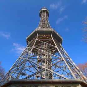 Stavba monumentu ale byla odhadnuta na celých 32 000 zlatých a tak byl mezi turisty vybrán ten nejvýmluvnější, Dr. Kurz, aby oslovil českou veřejnost a dostatečně ji pro rozhlednu nadchl.